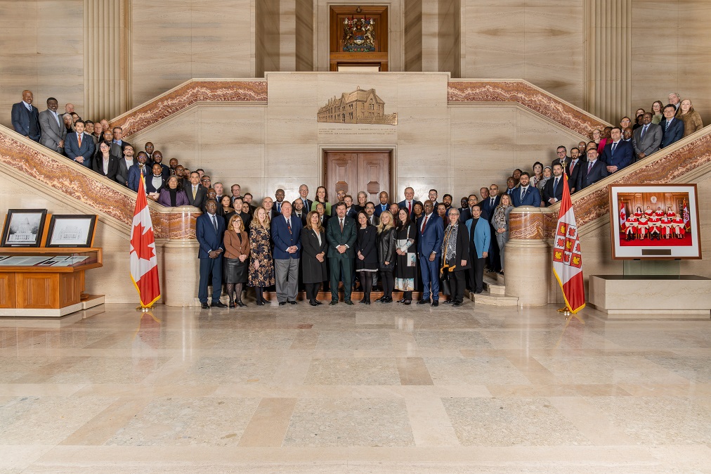 Une photo de groupe de membres du corps diplomatique et de juges de la Cour suprême.